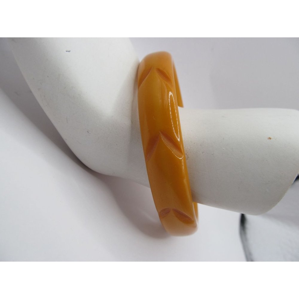 Vintage Carved Butterscotch Bakelite Bangle Bracelet - Picture 5 of 10